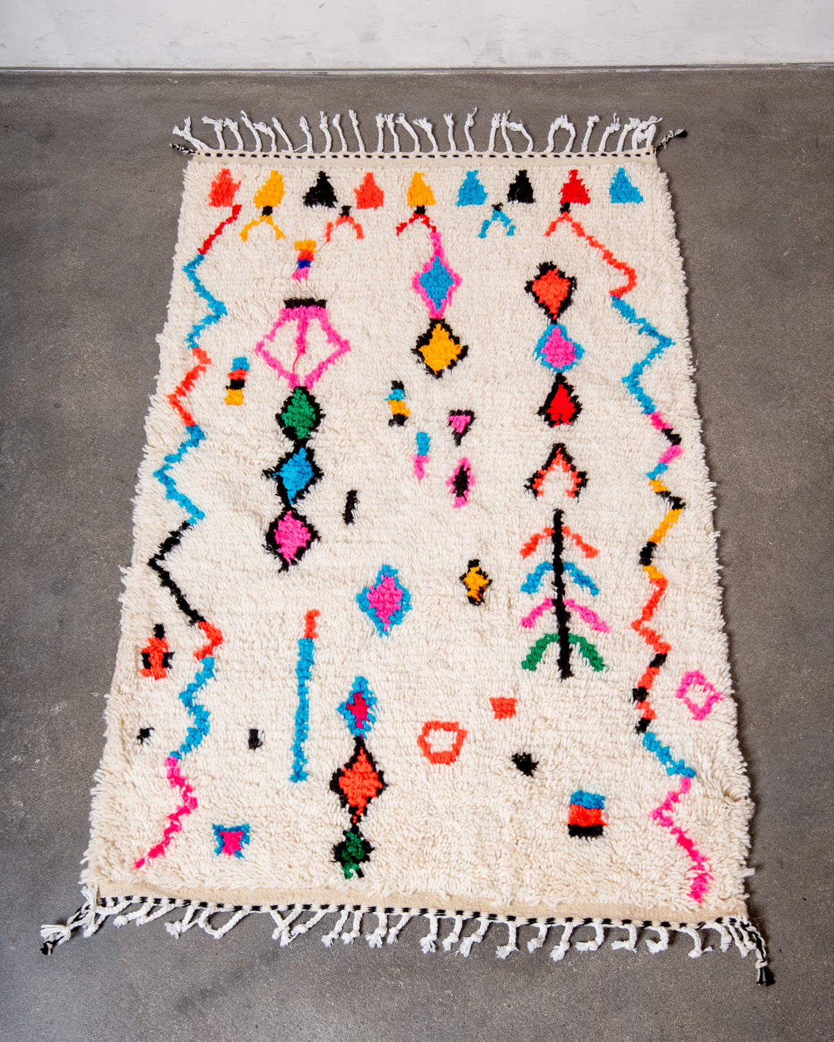 Modern designer handcrafted Berber rug from Morocco. Azilal rug with beautiful colors and patterns. Made of sheep’s wool and colourful cotton.